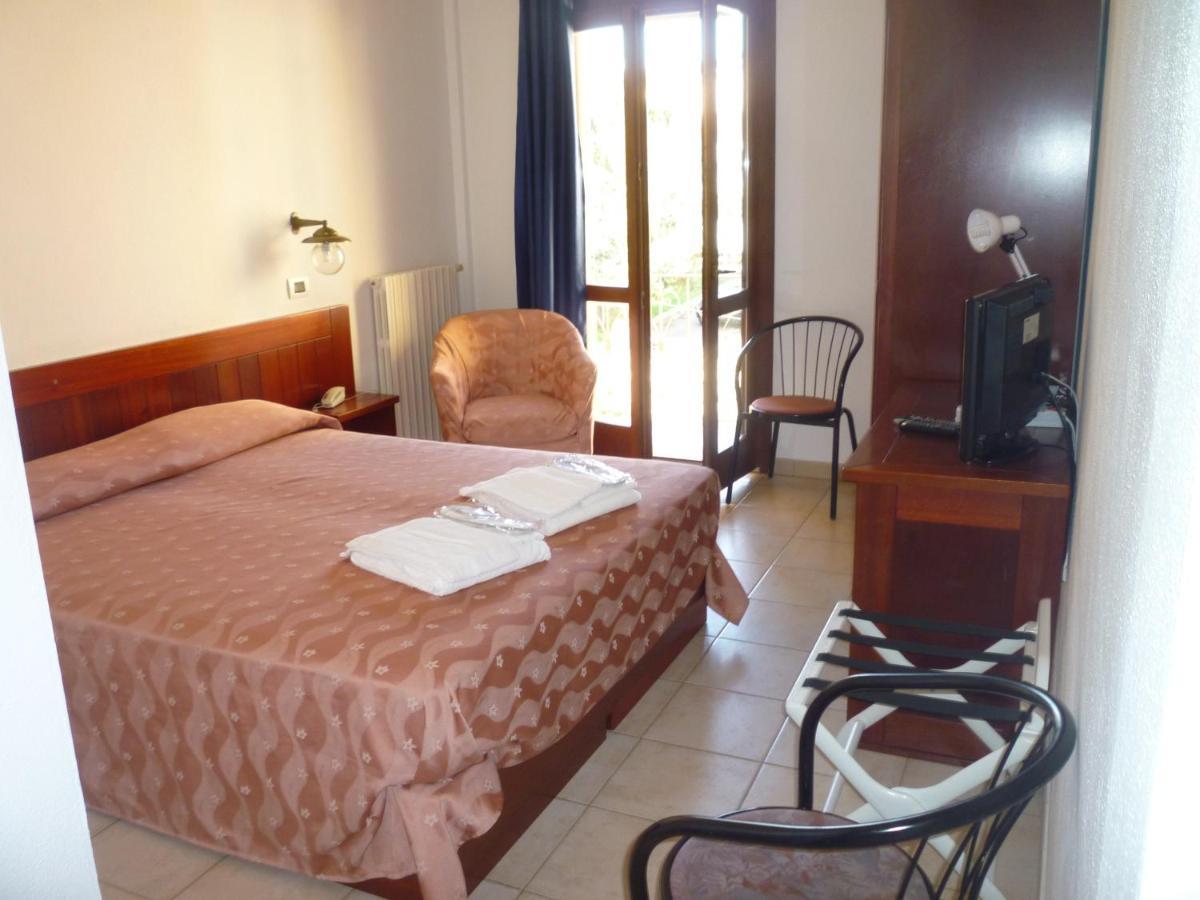 סנטה טרזה גאיורה Hotel L'Ancora מראה חיצוני תמונה
