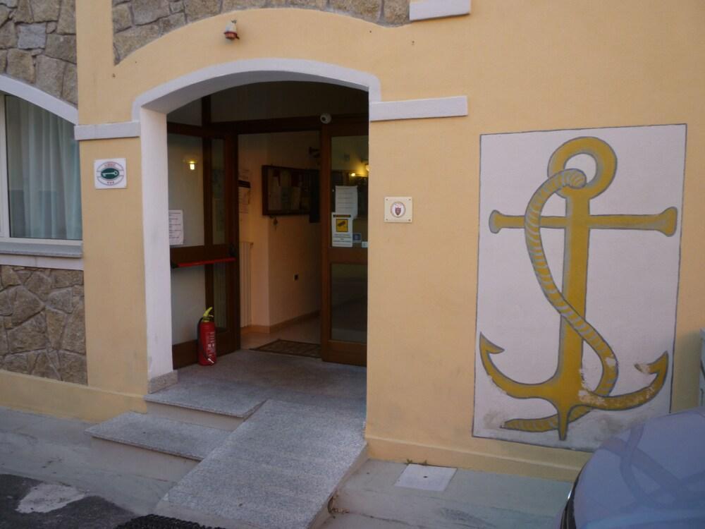 סנטה טרזה גאיורה Hotel L'Ancora מראה חיצוני תמונה