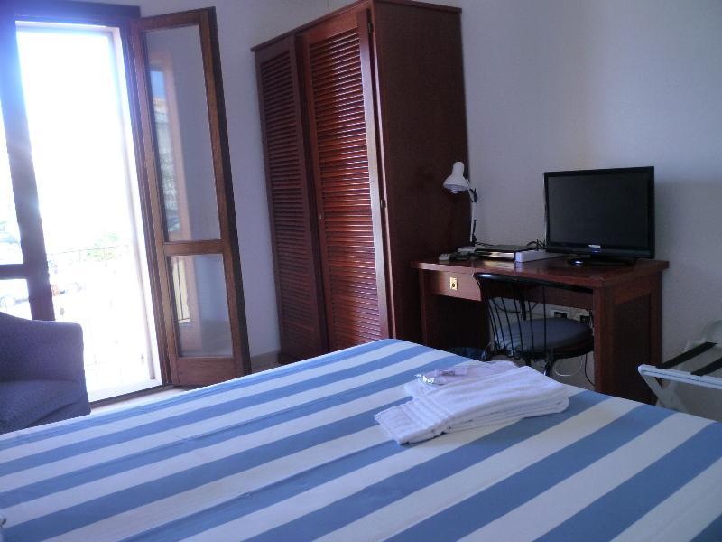 סנטה טרזה גאיורה Hotel L'Ancora מראה חיצוני תמונה